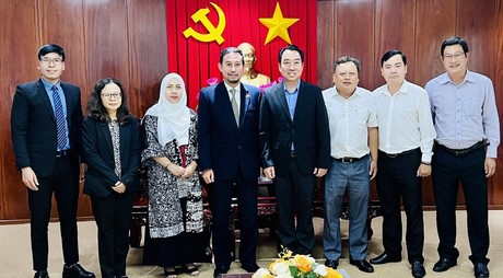 Hai bên chụp hình lưu niệm sau buổi làm việc.