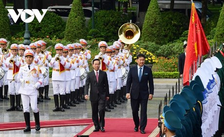 Chủ tịch nước Võ Văn Thưởng và Tổng thống Mông Cổ Ukhnaagiin Khurelsukh duyệt đội danh dự QĐND Việt Nam.