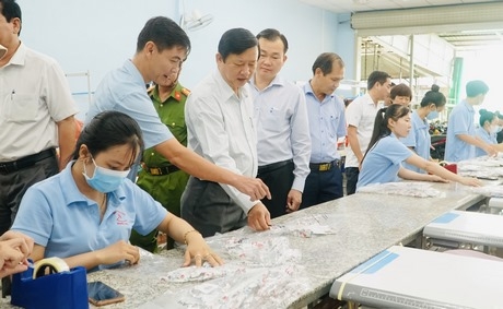  Đoàn khảo sát thực tế tại Công ty TNHH may gia công Nghĩa Tiến (ấp Tích Lộc, xã Tích Thiện)