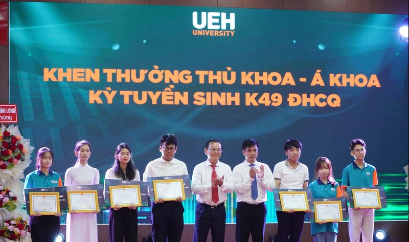Trường ĐH Kinh tế TP Hồ Chí Minh trao giấy khen cho tân sinh viên đạt thành tích thủ khoa đầu vào khóa 49 đại học chính quy tại UEH Vĩnh Long.