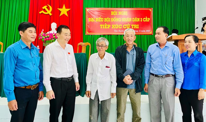 Đại biểu Nguyễn Minh Dũng- Phó Chủ tịch Thường trực HĐND tỉnh cùng các vị đại biểu HĐND 3 cấp trao đổi với cử tri bên lề buổi tiếp xúc.