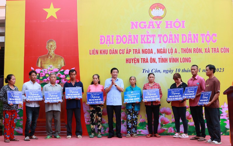 Bí thư Tỉnh ủy- Bùi Văn Nghiêm trao tặng 10 căn nhà cho hộ nghèo, gia đình chính sách khó khăn về nhà ở.