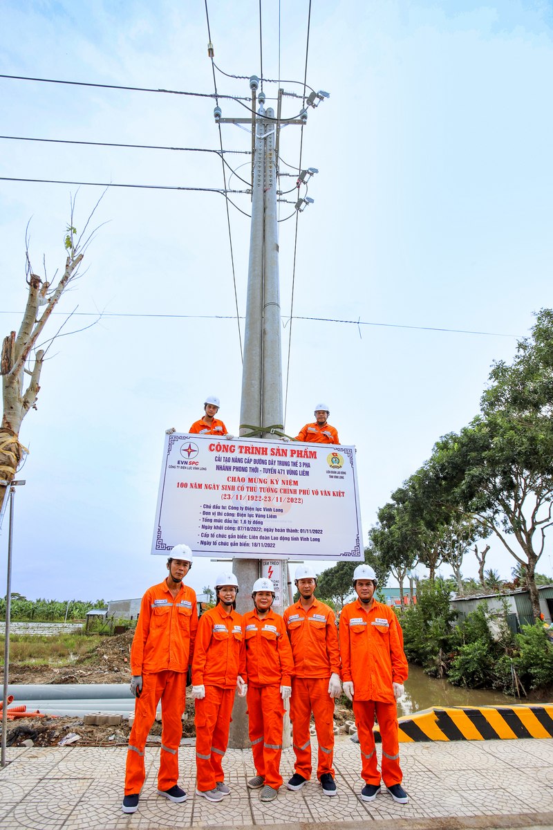 Công ty Điện lực Vĩnh Long cải tạo đường dây trung thế 3 pha ở huyện Vũng Liêm.