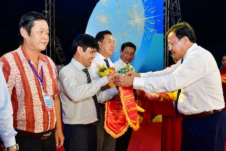  Chủ tịch UBND tỉnh Lê Văn Hẳn trao cờ lưu niệm cho các đơn vị tham gia Ngày hội.