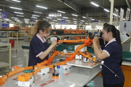 Sản xuất phụ tùng điện ô tô tại Công ty TNHH Kyungshin Việt Nam (KCN Hòa Phú).