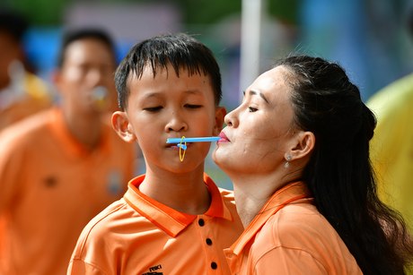 Gia đình tỉnh Kiên Giang đoạt giải Nhất phần thi thể thao “Vui chơi cùng con”.
