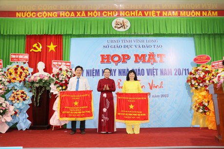 Phó Chủ tịch UBND tỉnh- Nguyễn Thị Quyên Thanh trao cờ thi đua của Thủ tướng Chính phủ cho 2 tập thể có thành tích hoàn thành xuất sắc nhiệm vụ.