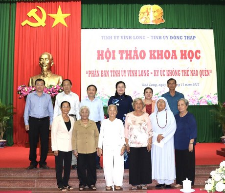 Các đại biểu chụp hình lưu niệm tại hội thảo.