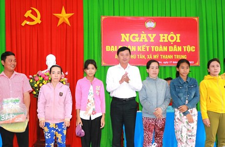 Đại diện gia đình các học sinh có hoàn cảnh khó khăn nhận quà tại ngày hội.