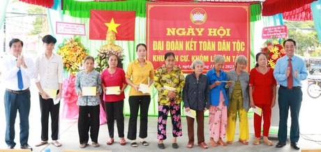 Ông Lữ Quang Ngời- Phó Bí thư Tỉnh ủy, Chủ tịch UBND tỉnh và Bí thư Thành ủy Vĩnh Long- Bùi Văn Nở trao 10 phần quà cho hộ nghèo, cận nghèo.