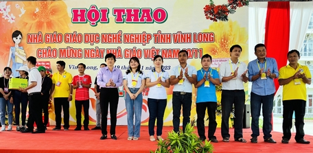 Trong khuôn khổ họp mặt, các đơn vị, cơ sở giáo dục nghề nghiệp trong tỉnh tham gia hội thao.