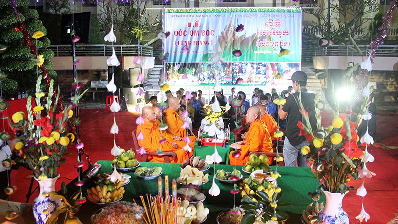 Nghi thức lễ Ok Om Bok - cúng Trăng của đồng bào Khmer Nam Bộ.