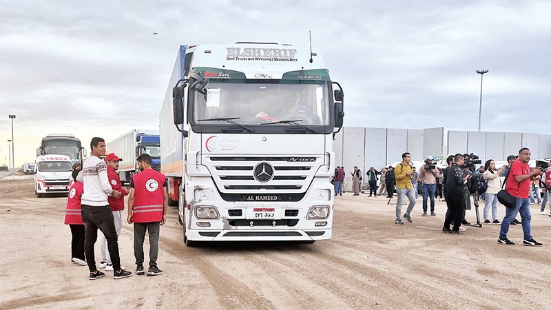 Xe chở hàng cứu trợ chờ ở cửa khẩu Rafah để đưa hàng hóa vào Gaza.