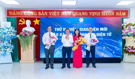 Ông Nguyễn Văn Xinh, Ủy viên Ban Thường vụ Tỉnh ủy, Trưởng Ban Tuyên giáo Tỉnh ủy tặng hoa chúc mừng Ban Biên tập Báo Bà Rịa - Vũng Tàu tại buổi lễ.