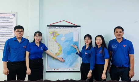 Tỉnh Đoàn Vĩnh Long treo bản đồ Việt Nam.