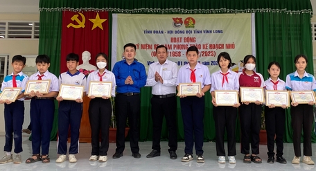 Hội đồng Đội tỉnh khen thưởng 30 học sinh của huyện Bình Tân đạt danh hiệu “Dũng sĩ Kế hoạch nhỏ”.