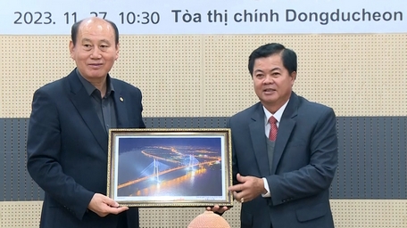 Ông Bùi Văn Nở- Ủy viên Thường vụ Tỉnh ủy, Bí thư Thành ủy Vĩnh Long, tặng quà lưu niệm lãnh đạo TP Dongducheon.