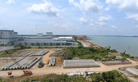 Hành lang kinh tế dọc sông Hậu sẽ tạo thành trục động lực tạo không gian phát triển mới cho tỉnh. Trong ảnh: KCN Bình Minh.