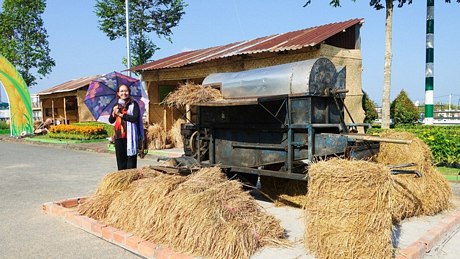 Khách tham quan hào hứng chụp ảnh với các tiểu cảnh tại triển lãm Con đường lúa gạo Việt Nam - Ảnh: CHÍ CÔNG
