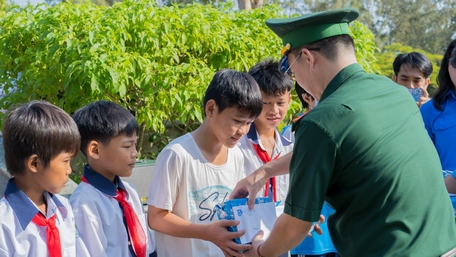 Học sinh vượt khó học tốt được trao học bổng trong dịp này.