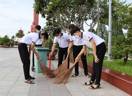 Bạn trẻ sống đẹp, sống có ích bằng những việc làm thiết thực.