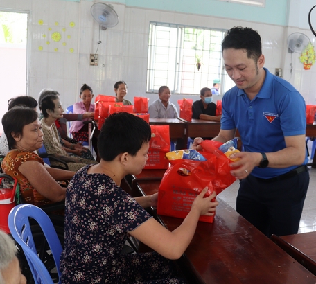 Bạn trẻ tham gia hoạt động tình nguyện hướng về cộng đồng. 