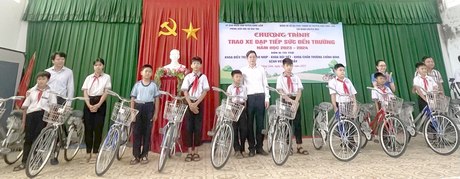 Niềm vui nhận xe đạp mới của học sinh trường THCS thị trấn Vũng Liêm.
