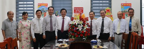 Đoàn lãnh đạo tỉnh thăm, chúc mừng Ban đại diện Hội thánh Tin lành Việt Nam (miền Nam) tỉnh Vĩnh Long.