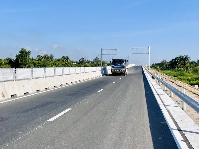 Theo Ban quản lý Dự án Mỹ Thuận (Bộ GT-VT)- cao tốc Mỹ Thuận-Cần Thơ đến nay đã hoàn thành 95% khối lượng theo thiết kế. Tại nhiều hạng mục chưa hoàn thiện, hàng trăm cán bộ, kỹ sư, công nhân lao động cùng hơn 300 phương tiện, thiết bị thi công 3 ca, 4 kíp, kể cả ngày đêm để hoàn thiện.