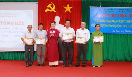 Phó Chủ tịch UBND tỉnh- Nguyễn Thị Quyên Thanh tặng giấy khen cho 5 tập thể có thành tích xuất sắc tổ chức hoạt động Câu lạc bộ LTHTGN.