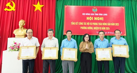 Bà Nguyễn Thị Minh Hạnh- Trưởng Ban Dân vận Tỉnh uỷ trao bằng khen của BCH Trung ương Hội Nông dân Việt Nam cho 1 tập thể và 4 cá nhân xuất sắc trong công tác hội và phong trào nông dân năm 2022-2023.