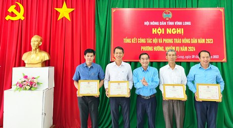 Ông Lê Thanh Hiền- Chủ tịch Hội Nông dân tỉnh tặng giấy khen cho 4 tập thể xuất sắc, tiêu biểu năm 2023.