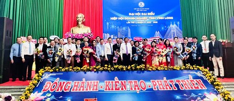 Lãnh đạo tỉnh, BCH hiệp hội nhiệm kỳ mới chụp hình lưu niệm.