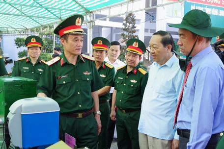 Lãnh đạo tỉnh tham quan trưng bày trang thiết bị phục vụ công tác huấn luyện, diễn tập của lực lượng vũ trang.