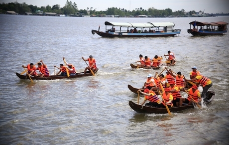 Các đội đua thi đấu hết mình và so kè nhau từng mét nước.