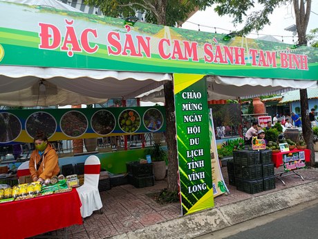 Trưng bày đặc sản khoai lang Bình Tân và đặc sản cam sành Tam Bình tại hội thi.