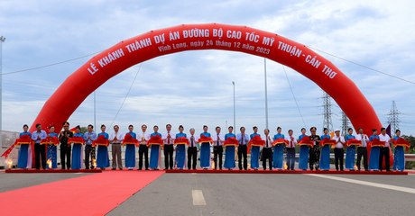 Đại biểu cắt băng khánh thành hai dự án trọng điểm quốc gia.