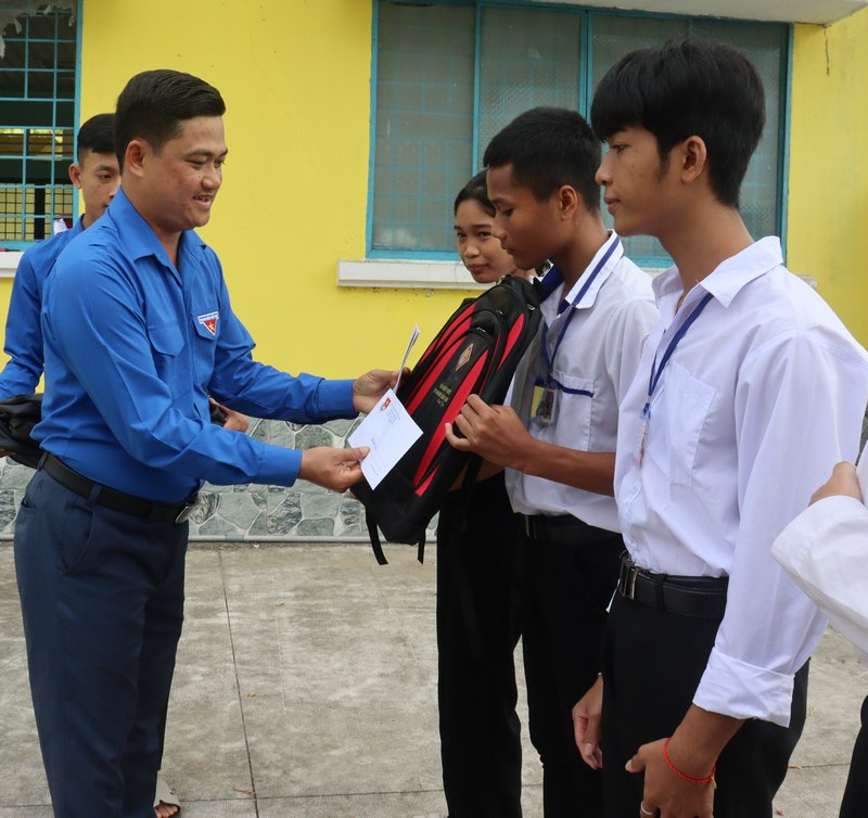 Anh Trần Công Khánh- Bí thư Tỉnh Đoàn Vĩnh Long trao quà cho học sinh có hoàn cảnh khó khăn.