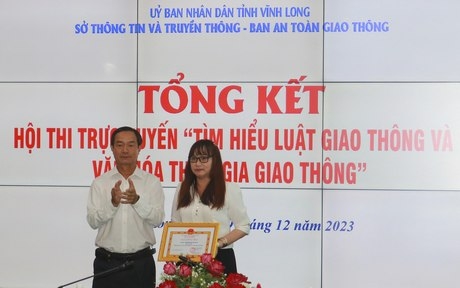 Ông Huỳnh Hoàng Thành- Phó Giám đốc Sở Thông tin-TT trao giải nhất tập thể cho Trường Tiểu học Hòa Lộc B.