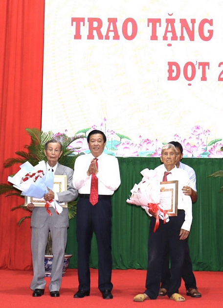 Đồng chí Bùi Văn Nghiêm - Ủy viên Trung ương Đảng, Bí thư Tỉnh ủy - trao Huy hiệu Đảng cho các đảng viên cấp cao.