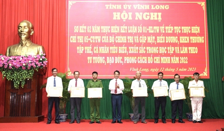 Đồng chí Lữ Quang Ngòi - Chủ tịch UBND tỉnh - biểu dương và khen thưởng những gương điển hình của tỉnh trong việc học tập và làm theo tư tưởng, đạo đức, phong cách Hồ Chí Minh.