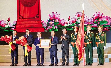 Chủ tịch nước Võ Văn Thưởng trao tặng Huân chương Lao động hạng Nhất cho Ðảng bộ, chính quyền và nhân dân TP Cần Thơ. Ảnh: DUY KHÔI