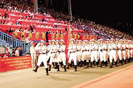 Khối lực lượng vũ trang TP Cần Thơ diễu hành qua lễ đài, chào mừng kỷ niệm 20 năm TP Cần Thơ trực thuộc Trung ương. Ảnh: KIM XUÂN