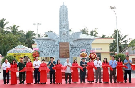 Đại biểu cắt băng khánh thành công trình Bia Truyền thống kháng chiến Vĩnh Long- Trà Vinh.