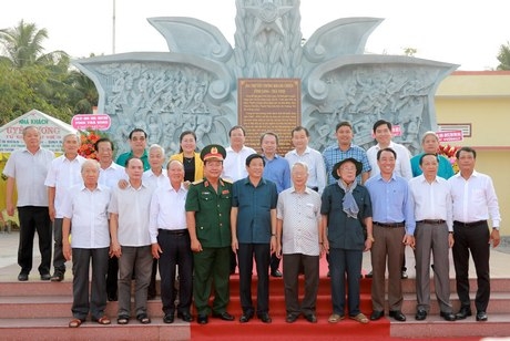 Lãnh đạo, nguyên lãnh đạo cùng các cán bộ lão thành cách mạng của 2 tỉnh Vĩnh Long và Trà Vinh chụp ảnh lưu niệm trước công trình Bia Truyền thống kháng chiến Vĩnh Long- Trà Vinh.