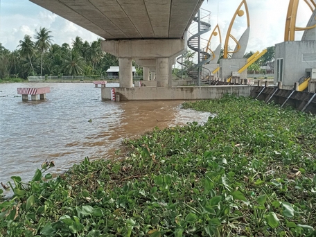 Mặn xâm nhập vào Vĩnh Long từ hướng các sông chính: sông Tiền, sông Hậu… vào nội vùng. Trong ảnh: Vận hành công trình thủy lợi hợp lý để ngăn mặn, lấy nước ngọt phục vụ sản xuất, sinh hoạt trong mùa khô.