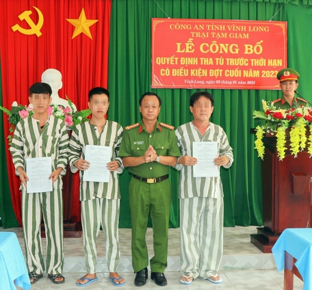 Đại tá Trà Quang Thanh- Phó Giám đốc Công an tỉnh, Thủ trưởng Cơ quan Thi hành án hình sự, trao quyết định tha tù trước thời hạn có điều kiện cho 3 phạm nhân.