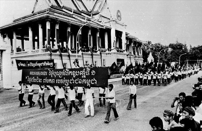 Lực lượng quần chúng Campuchia diễu hành qua lễ đài tại cuộc mít tinh ngày 7/1/1980. Ảnh: TTXVN