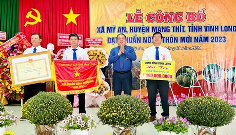 Ông Nguyễn Văn Liệt- Phó Chủ tịch UBND tỉnh trao cờ thi đua, bằng công nhận và hỗ trợ công trình phúc lợi trị giá 1 tỷ đồng cho xã Mỹ An.