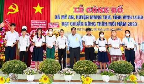 Ông Trần Thanh Lâm- Phó Chủ tịch Uỷ ban MTTQ Việt Nam tỉnh trao 10 suất học bổng cho học sinh hiếu học với tổng trị giá 10 triệu đồng.